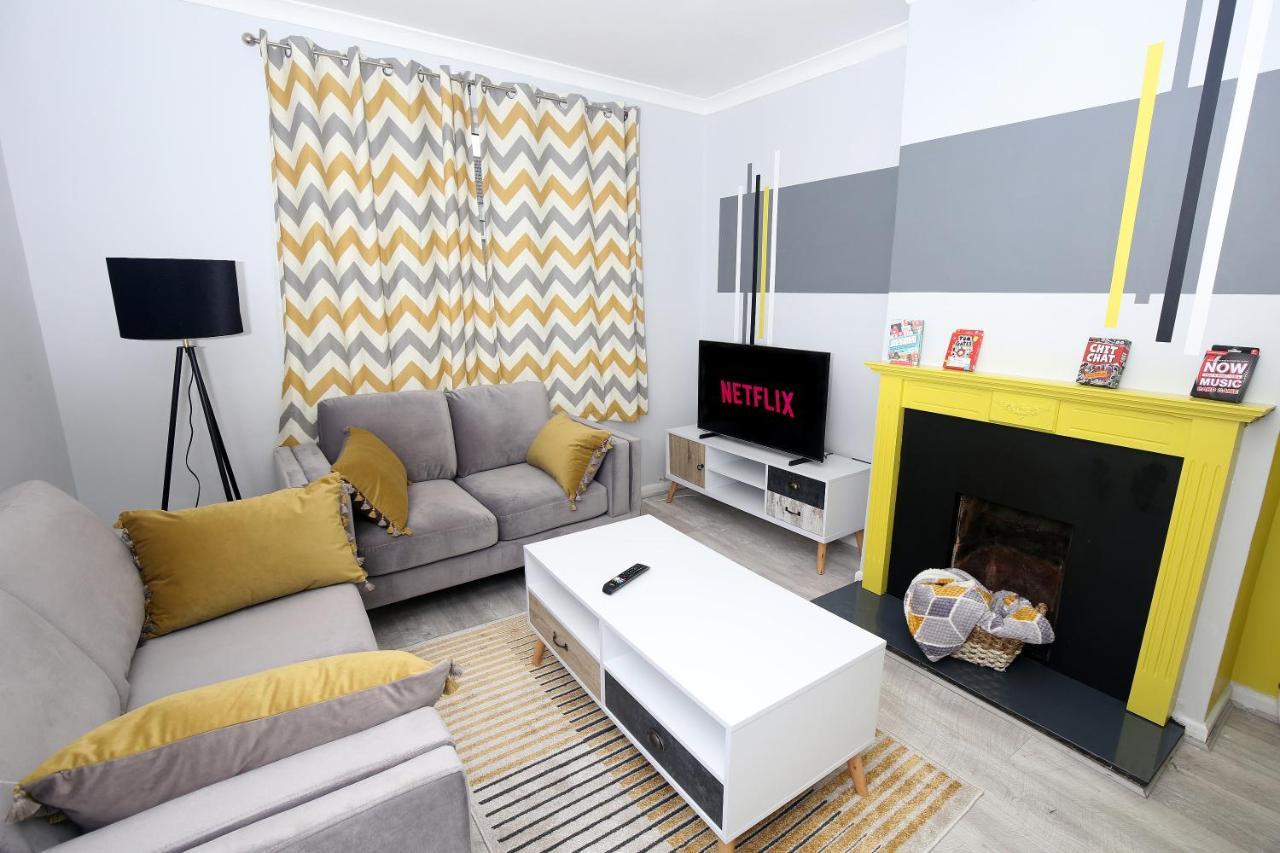 3-bed House With Parking Near O2 Apartment *