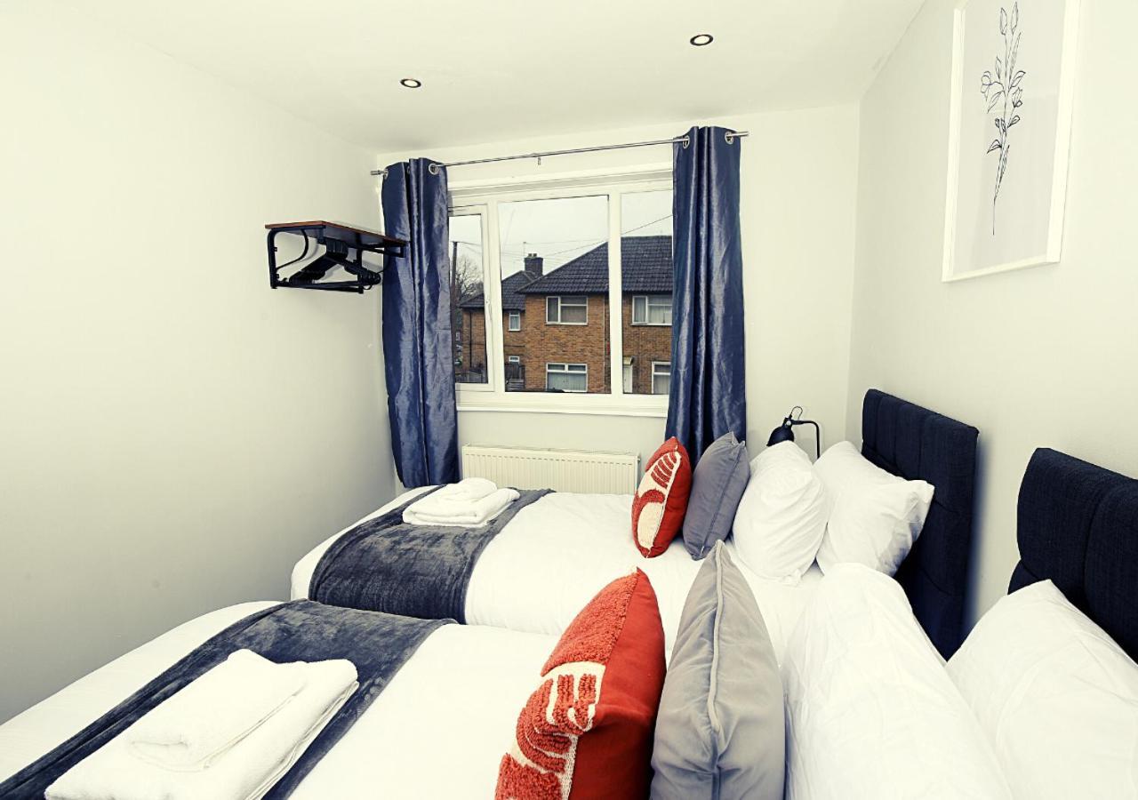 3-bed House With Parking Near O2 * London