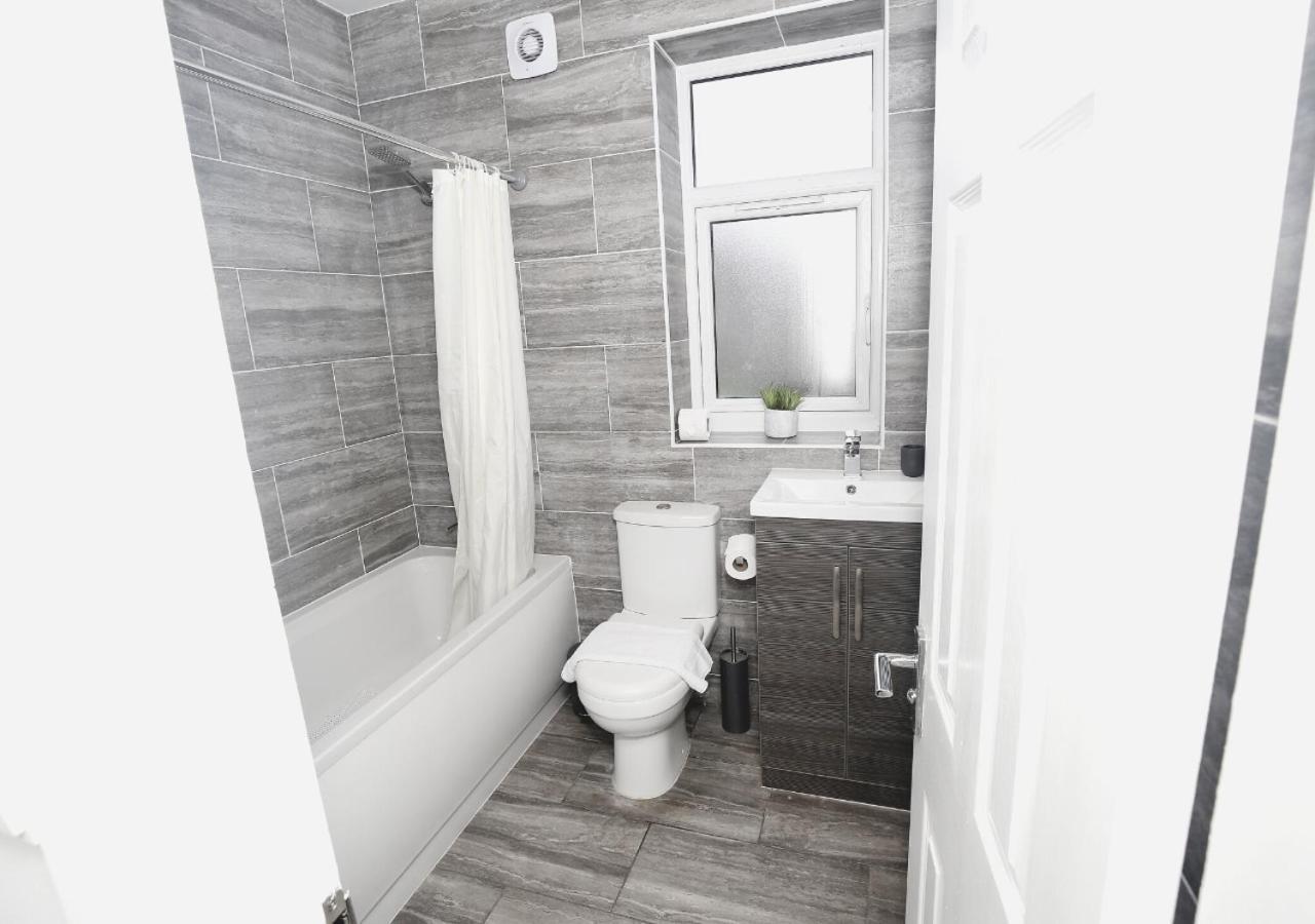 3-bed House With Parking Near O2