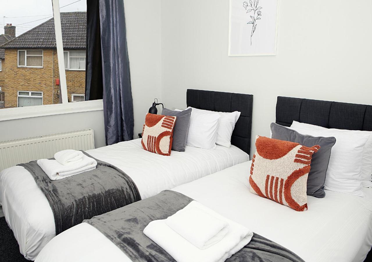 3-bed House With Parking Near O2 Apartment *